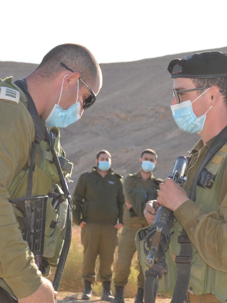 חיילי שיריון בשטח