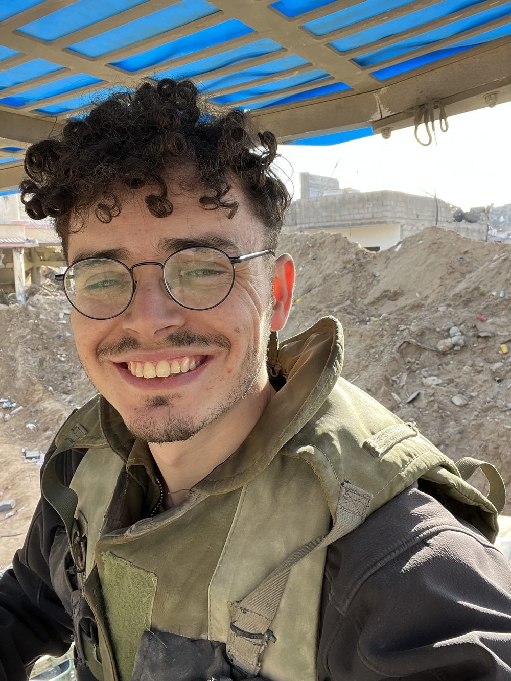 חנניה במדים במילואים, מחייך