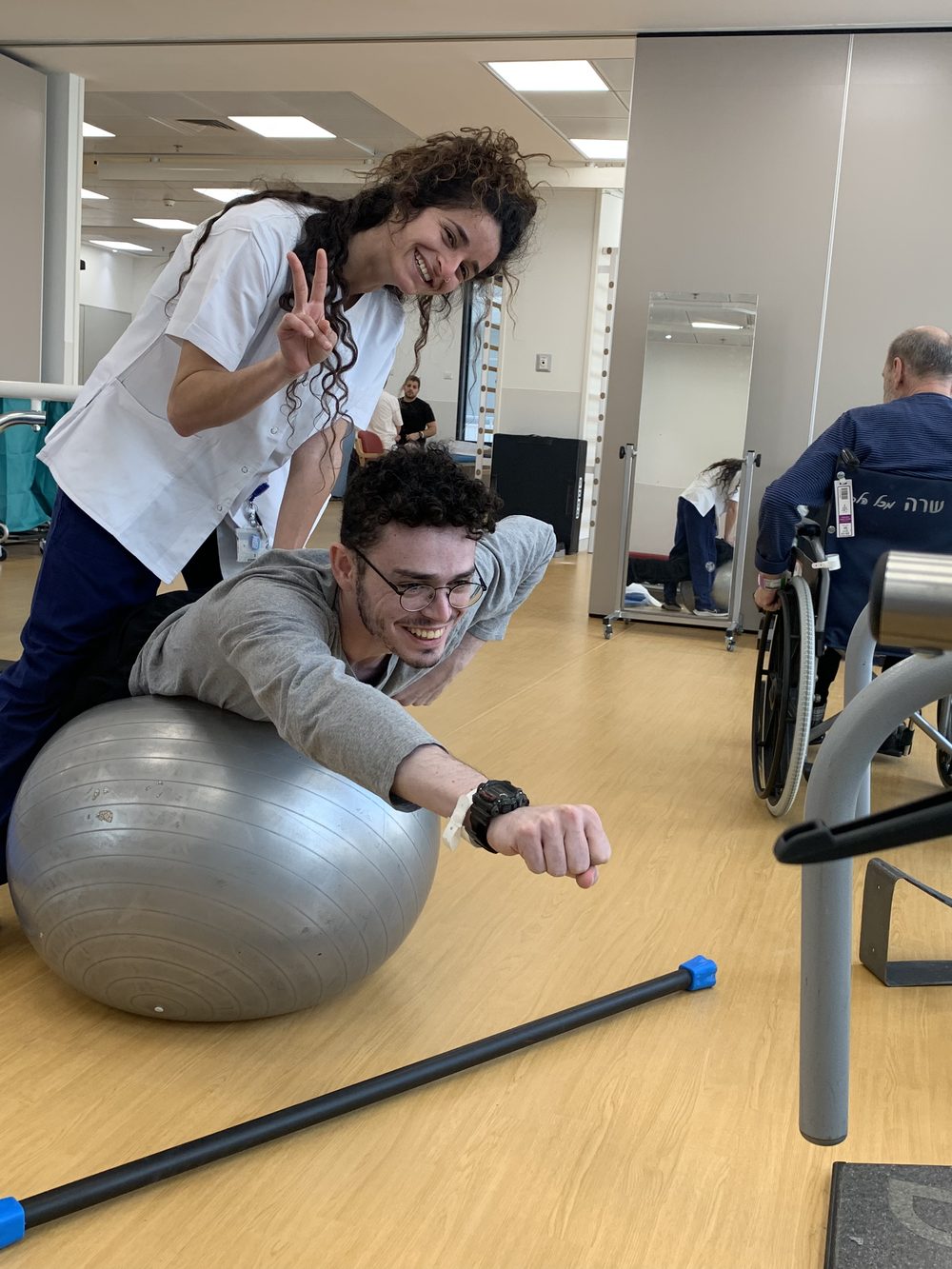 חנניה בטיפול פיזיותרפיה על כדור