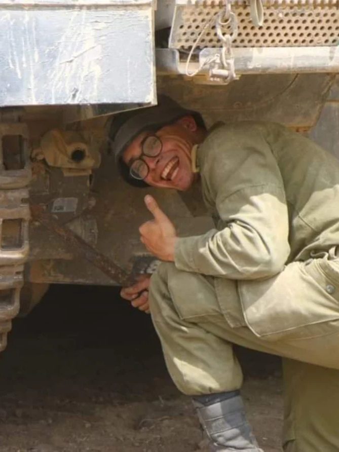חנניה מתחת לטנק, מרים אגודל