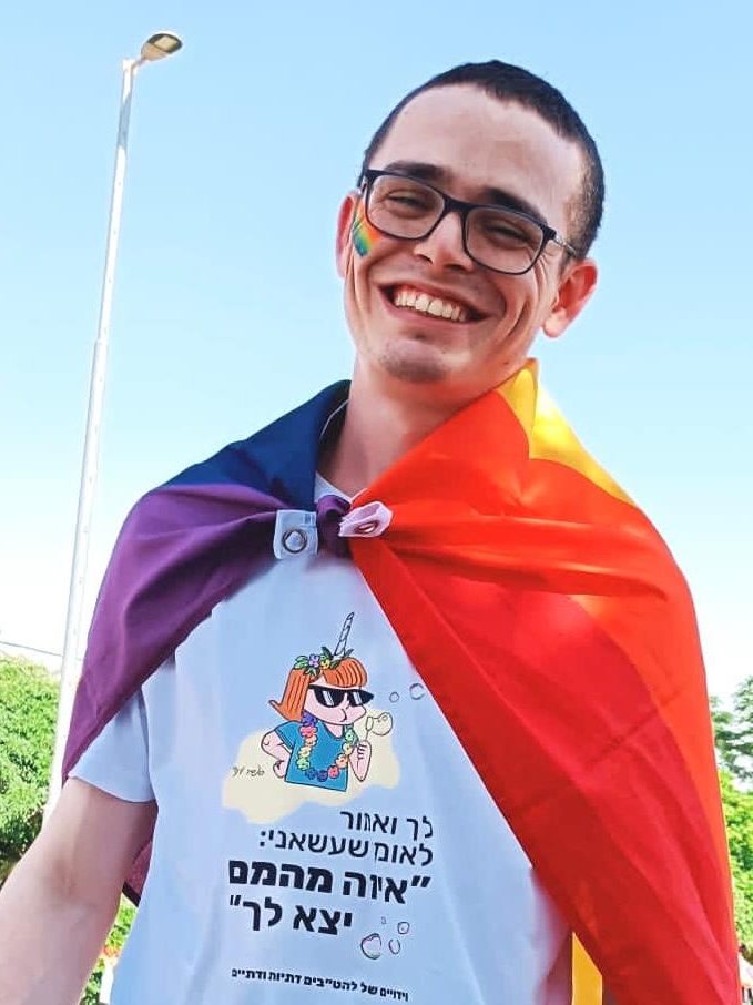 חנניה מחייך, עטוף בדגל הגאווה