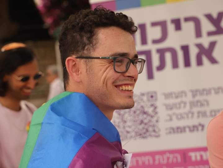 חנניה מחייך באירוע